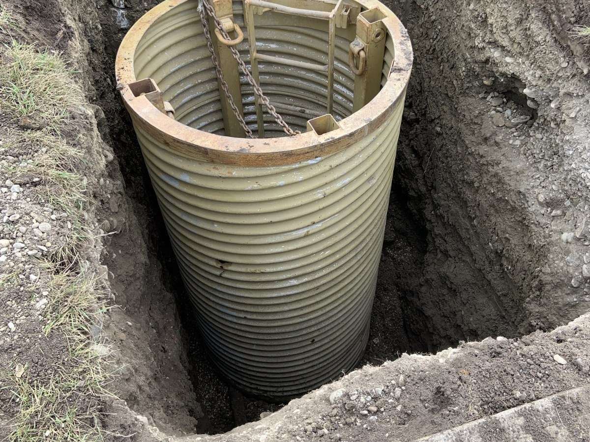 Keyhole excavation for a trenchless water service replacement